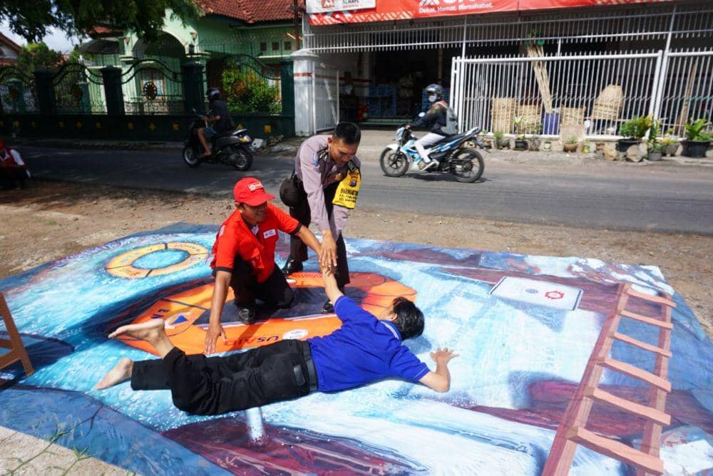 Simulasi digelar di samping jalan raya. IDN Times/Mohamad Ulil Albab