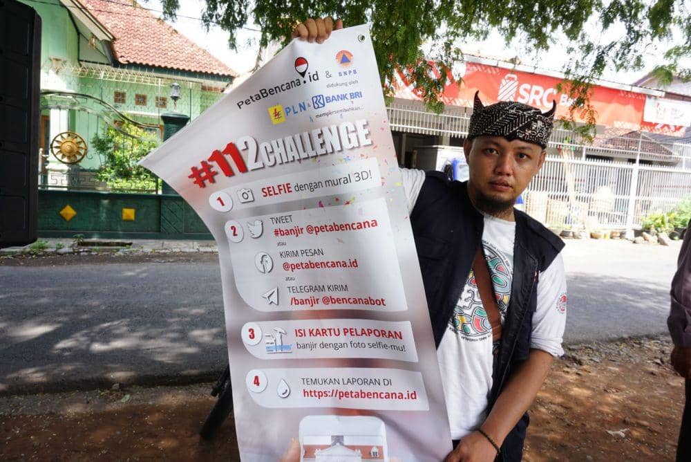 Tahapan komunitas Sibat saat menandai peristiwa kejadian di petabencana.id IDN Times/Mohamad Ulil Albab.