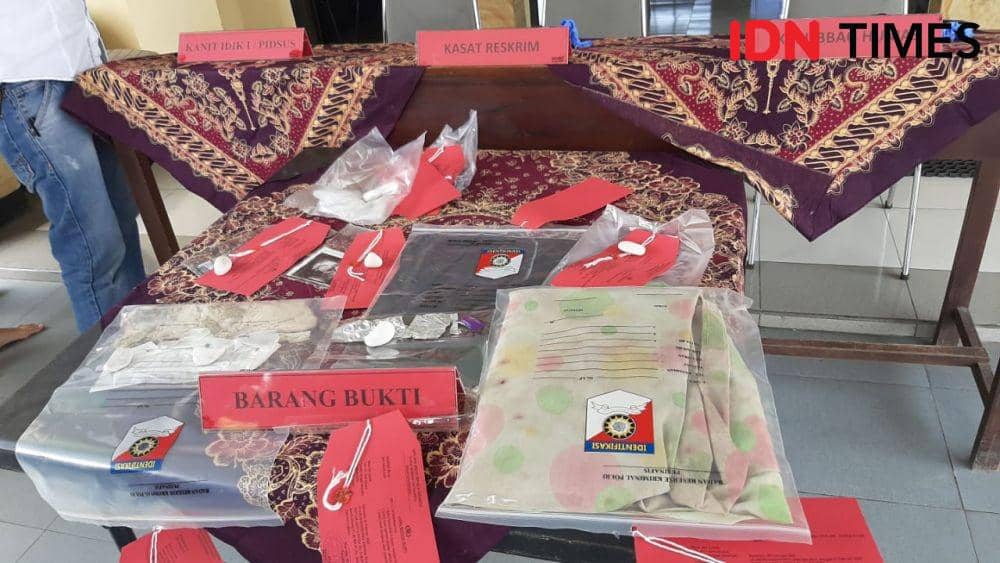 Barang bukti yang diamankan polisi untuk aborsi. IDN Times/Daruwaskita