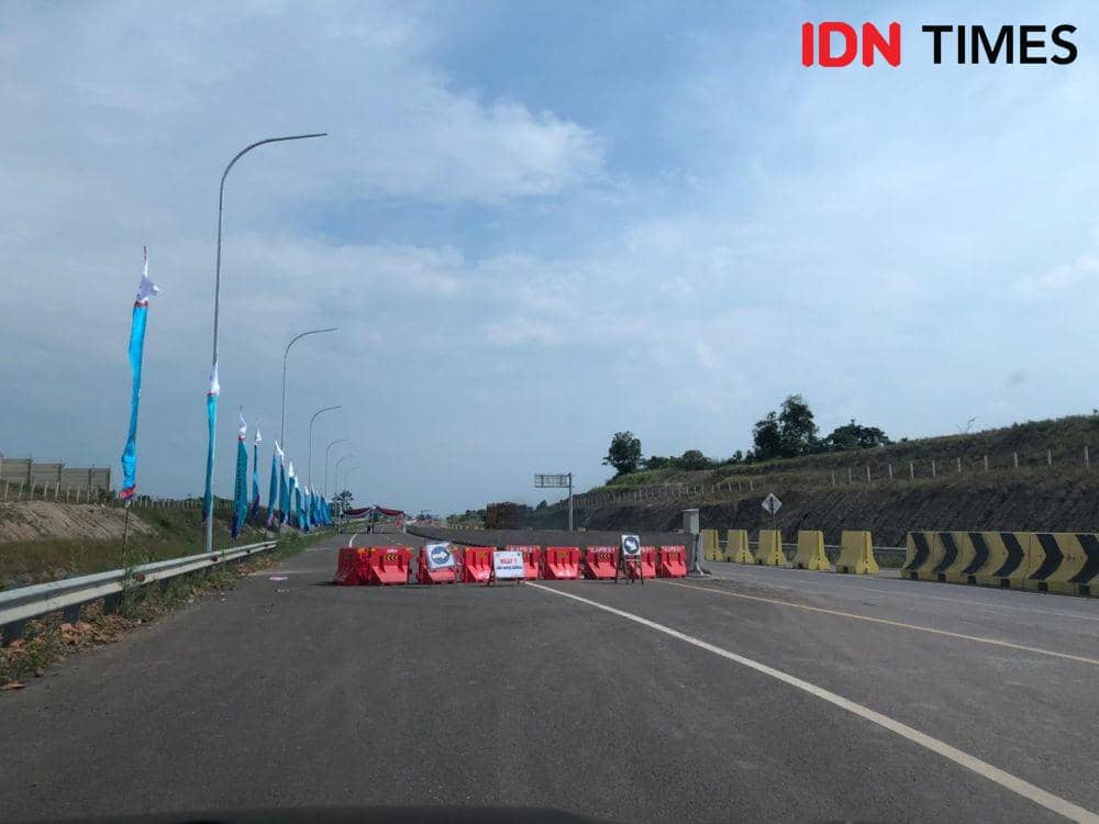 Jalan tol masih ditutup sampai peresmian Maret mendatang (IDN Times/Rangga Erfizal)