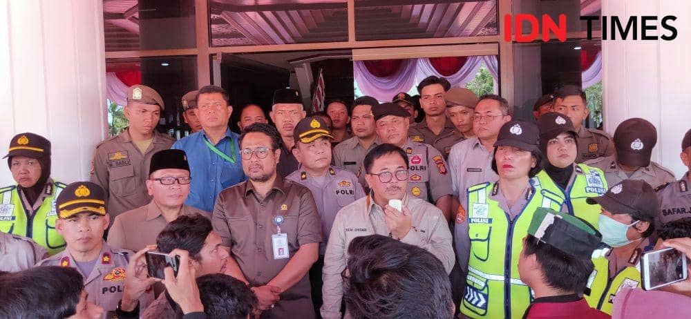 Wali Kota Balikpapan Rizal Effendy saat menemui mahasiswa yang berunjuk rasa (Dok.IDN Times/Istimewa)