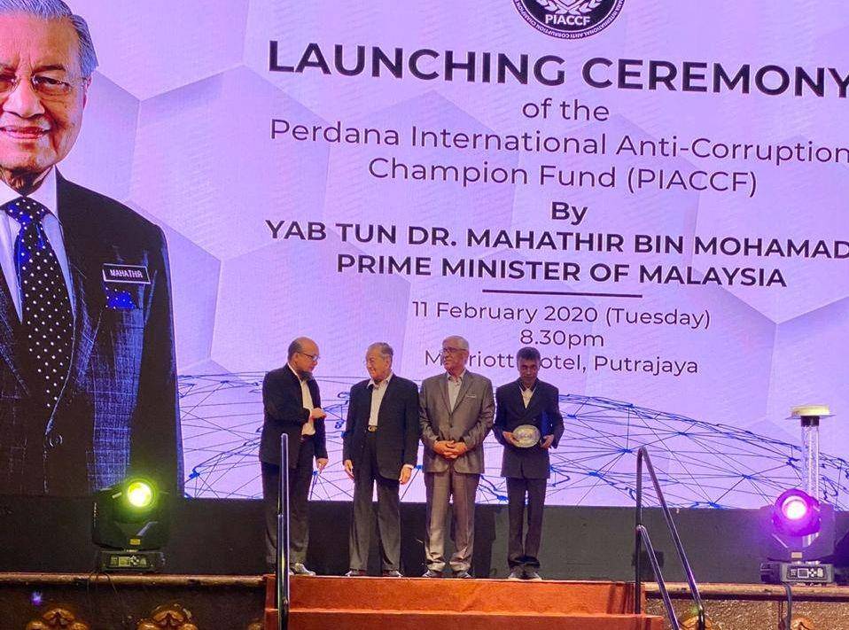 (Penyidik Novel Baswedan ketika menerima penghargaan dari Perdana Mahathir Mohammad) Istimewa