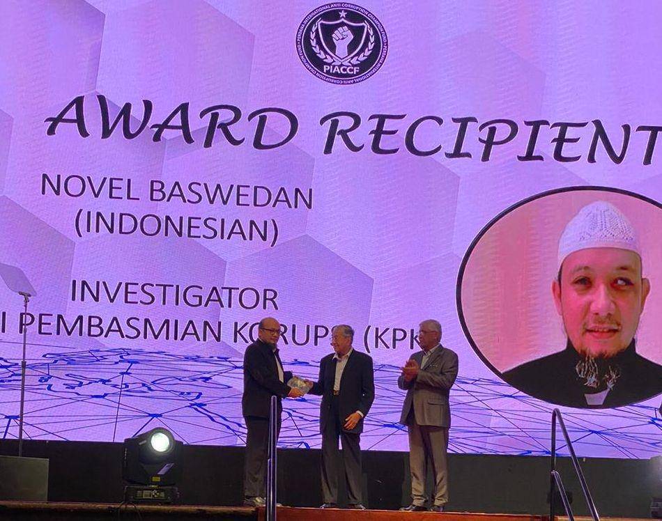 (Perdana Menteri Mahathir Mohammad memberikan penghargaan kepada Novel Baswedan) Istimewa