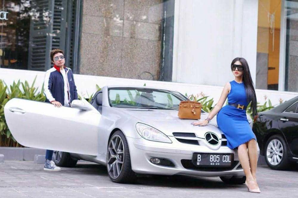 instagram.com/ashgreyz