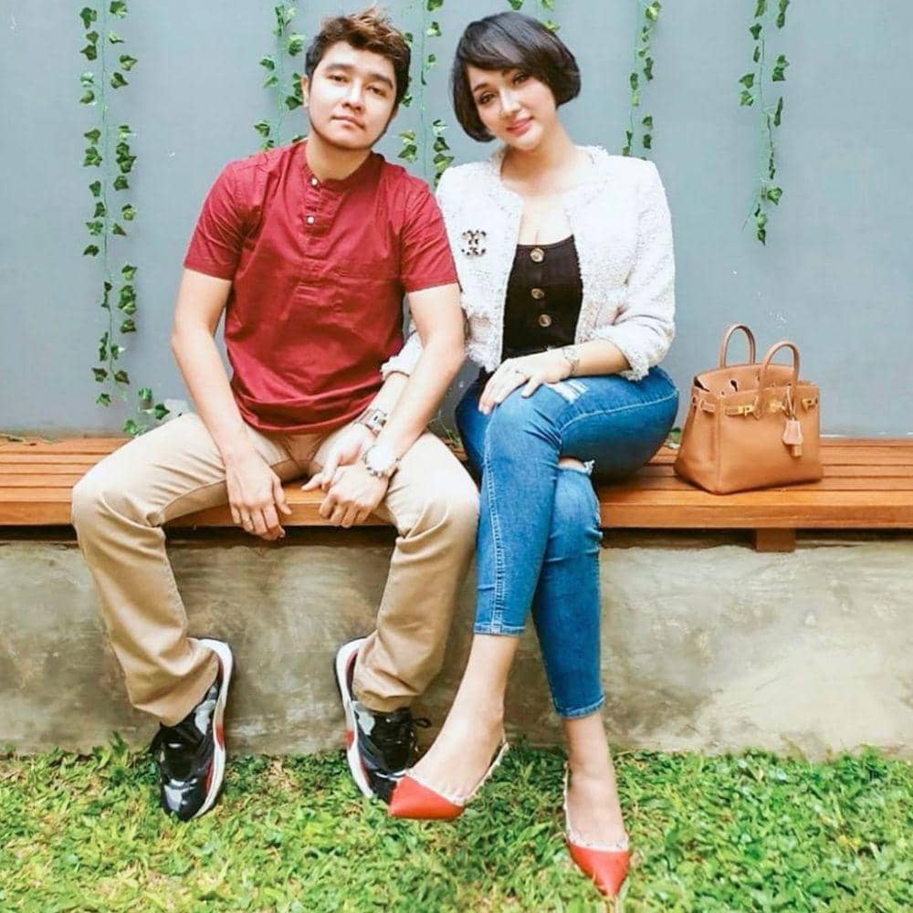 instagram.com/ashgreyz