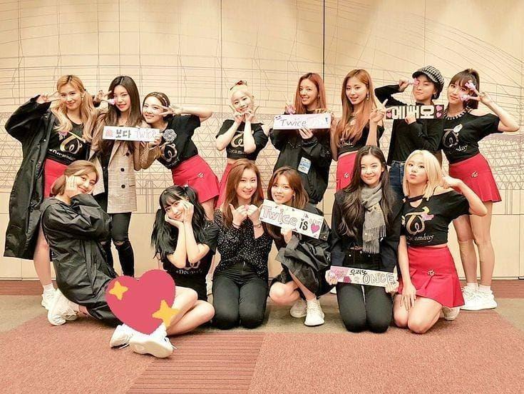 9 Potret Momen Kebersamaan Member TWICE dan ITZY, Manis Banget!