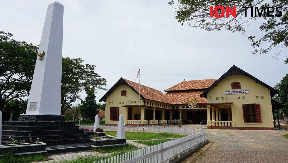 Tugu untuk mengenang tokoh-tokoh kemerdekaan yang diasingkan di Muntok (IDN TImes/Ramond EPU)