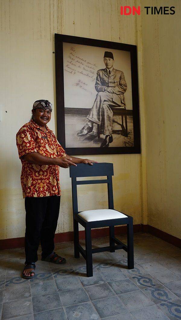 Anton Sujarwo, juru pelihara, memperlihatkan tempat Ir Soekarno berfoto sebelum bersurat ke Fatmawati (IDN Times/Ramond EPU)