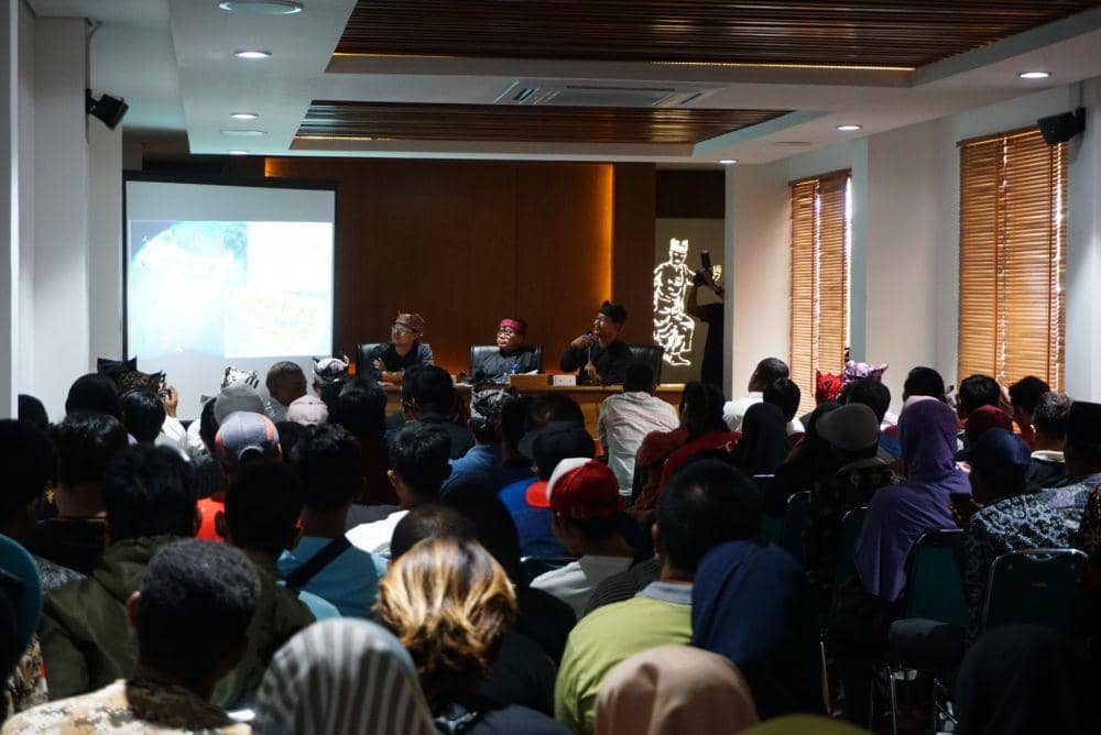 Dialog nelayan dan Pokdarwis terkait penataan Pulau Tabuhan. IDN Times/Mohamad Ulil Albab