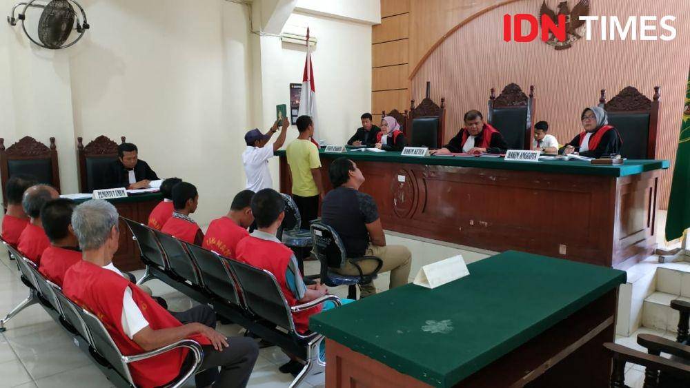 Terdakwa saat memberikan kesaksian dalam persidangan (IDN Times/ Bambang Suhandoko)