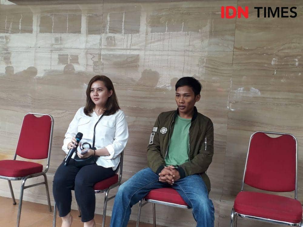 T dan MIS saat klarifikasi kejadian di Polda Metro Jaya (IDN Times/Lia Hutasoit)