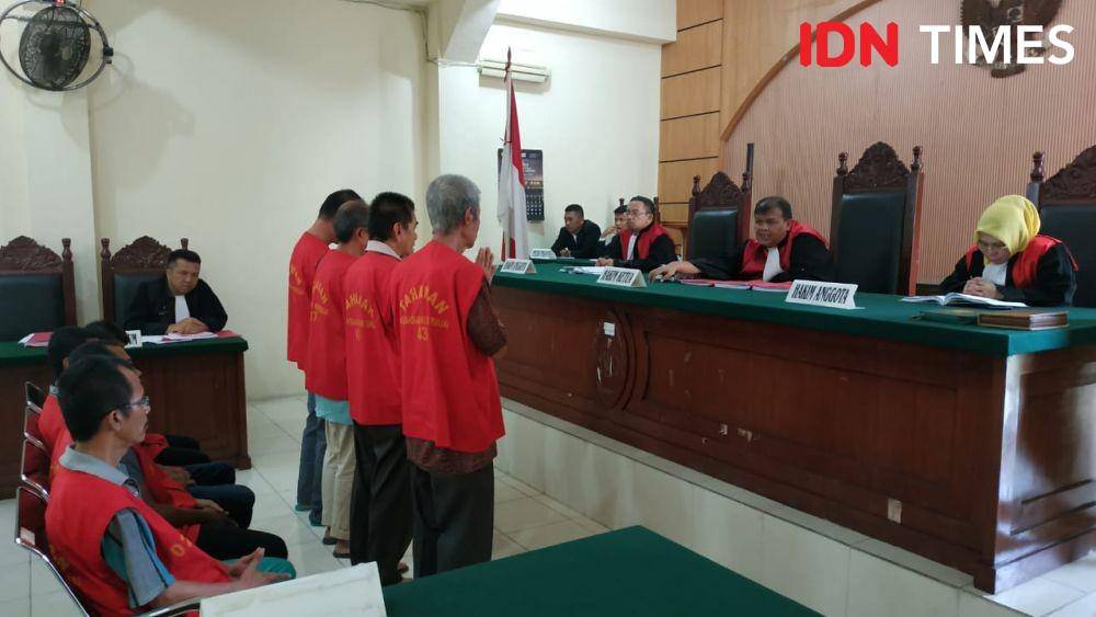 Para terdakwa saat memberikan keterangan dipersidangan (IDN Times/ Bambang Suhandoko)