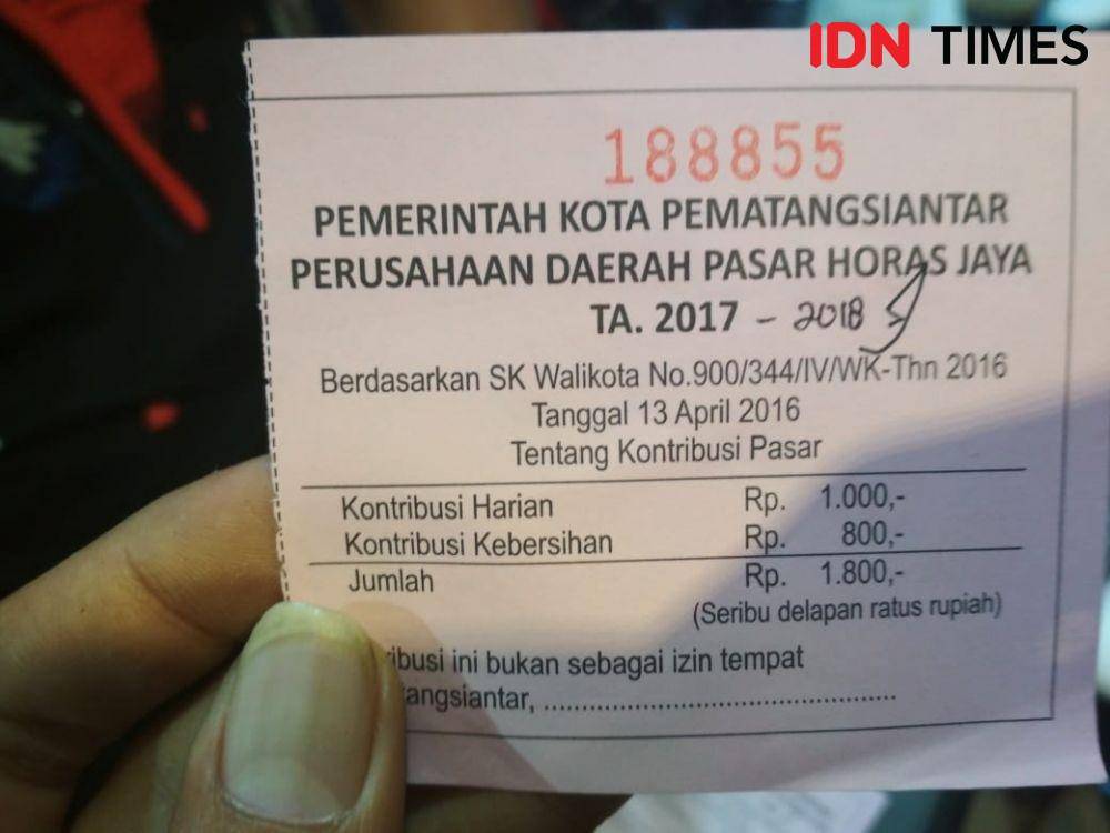 Retribusi pedagang pasar horas (IDN Times/Gideon Aritonang)