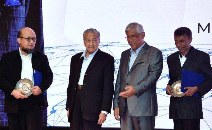 (Penyidik KPK Novel Baswedan berdiri di samping PM Mahathir Mohammad) Harian Bernama