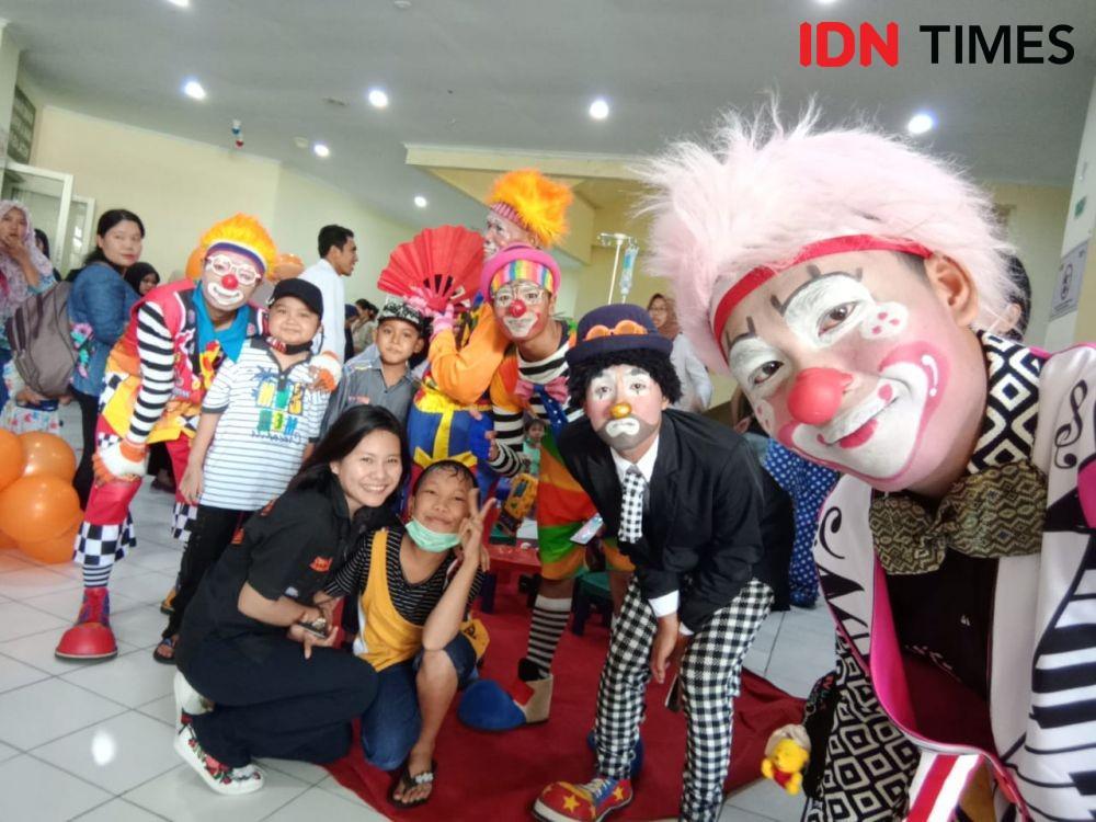 Jadi Badut, Bali Senang Hibur Anak-anak Penyintas Kanker
