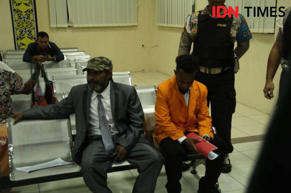 Buctar Tabuni (topi) bersama rekanya yang juga terdakwa kasus makar sesaat sebelum menjalani sidang di PN Balikpapan. (IDN Times/Surya Aditya)