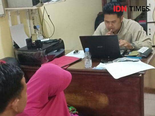 Tersangka JI (kerudung) menjalani pemeriksaan di Mapolsek Balikpapan Barat. (IDN Times/Surya Aditya)