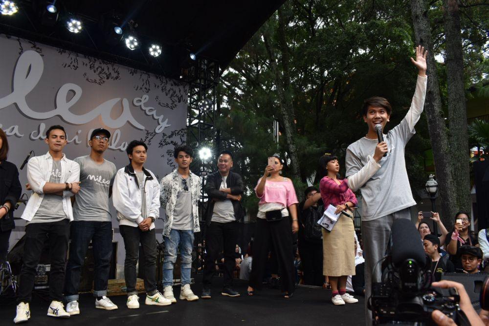 [FOTO] Ratusan Millennial Sambut Konvoi para Pemain Milea di Bandung