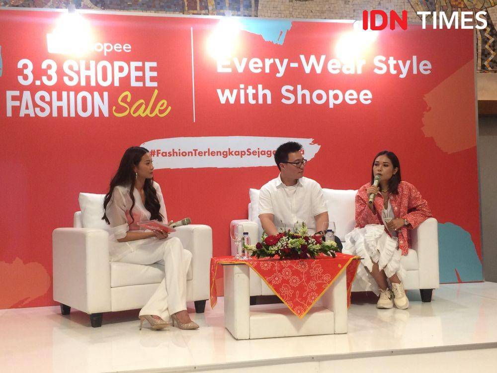 Ayla Dimitri, Content Creator & Fashion Enthusiast dan Adi Rahardja, Head of Fashion & Lifestyle Shopee Indonesia dalam acara Media Gathering 3.3 Shopee Fashion Sale "Every-wear Style with Shopee". 12 Februari 2020. IDN Times/M. Tarmizi Murdianto