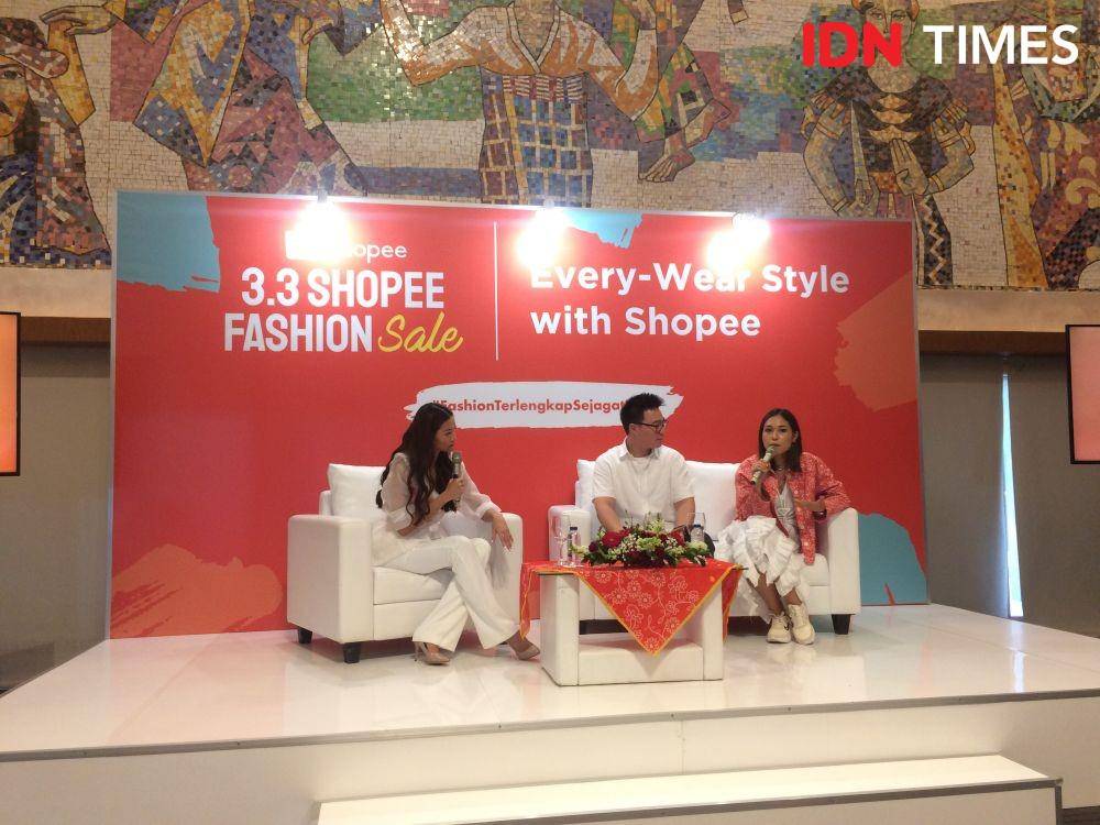Ayla Dimitri, Content Creator & Fashion Enthusiast dan Adi Rahardja, Head of Fashion & Lifestyle Shopee Indonesia dalam acara Media Gathering 3.3 Shopee Fashion Sale "Every-wear Style with Shopee". 12 Februari 2020. IDN Times/M. Tarmizi Murdianto