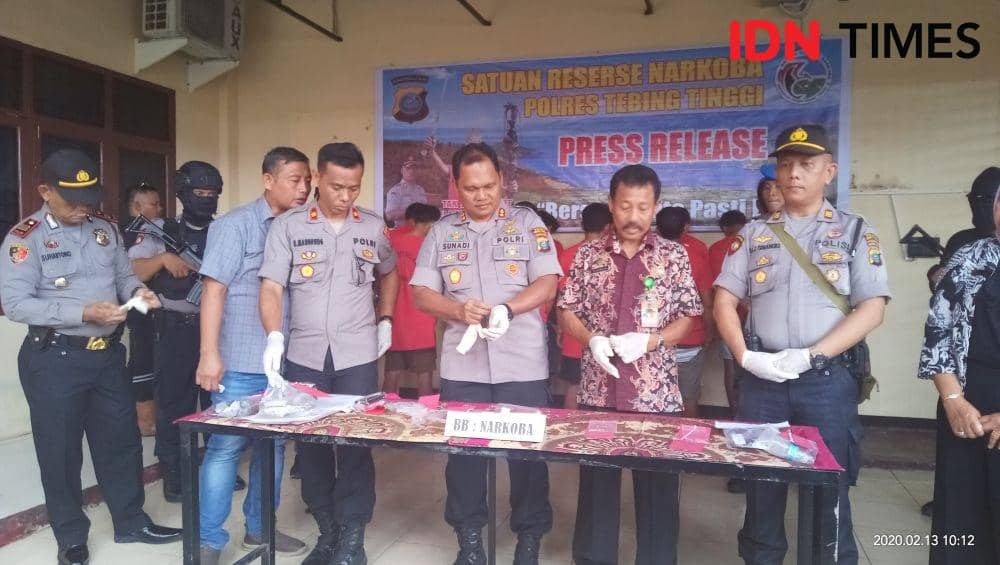 Barang bukti narkotika di atas meja gagal diedarkan (IDNTimes.com/Patiar Manurung)