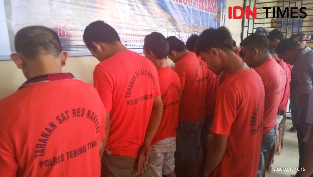 Tersangka 13 orang kasus narkoba siap dikirim ke Jaksa (IDNTimes.com/Patiar Manurung)