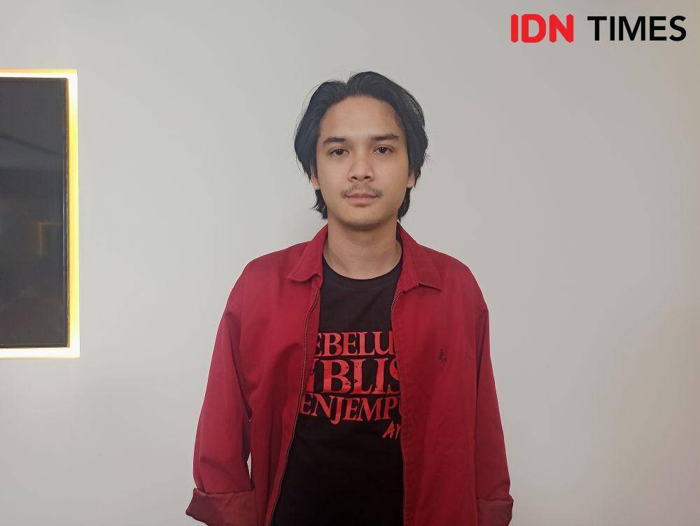 Baskara Mahendra sebagai Budi di film Sebelum Iblis Menjemput Ayat 2 saat mengunjungi kantor IDN Media HQ, Gatot Subroto, Jakarta, pada kamis (13/2). IDN Times/Erfah Nanda