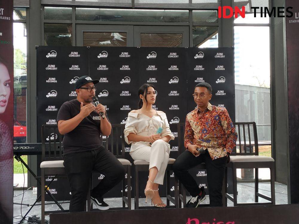 (kiri) Edy Khemod selaku Creative Director dalam press conferense perilisan single Teristimewa dan Raisa Live in Concert di Jakarta. 13 Februari 2020. IDN Times/Nadia Umara