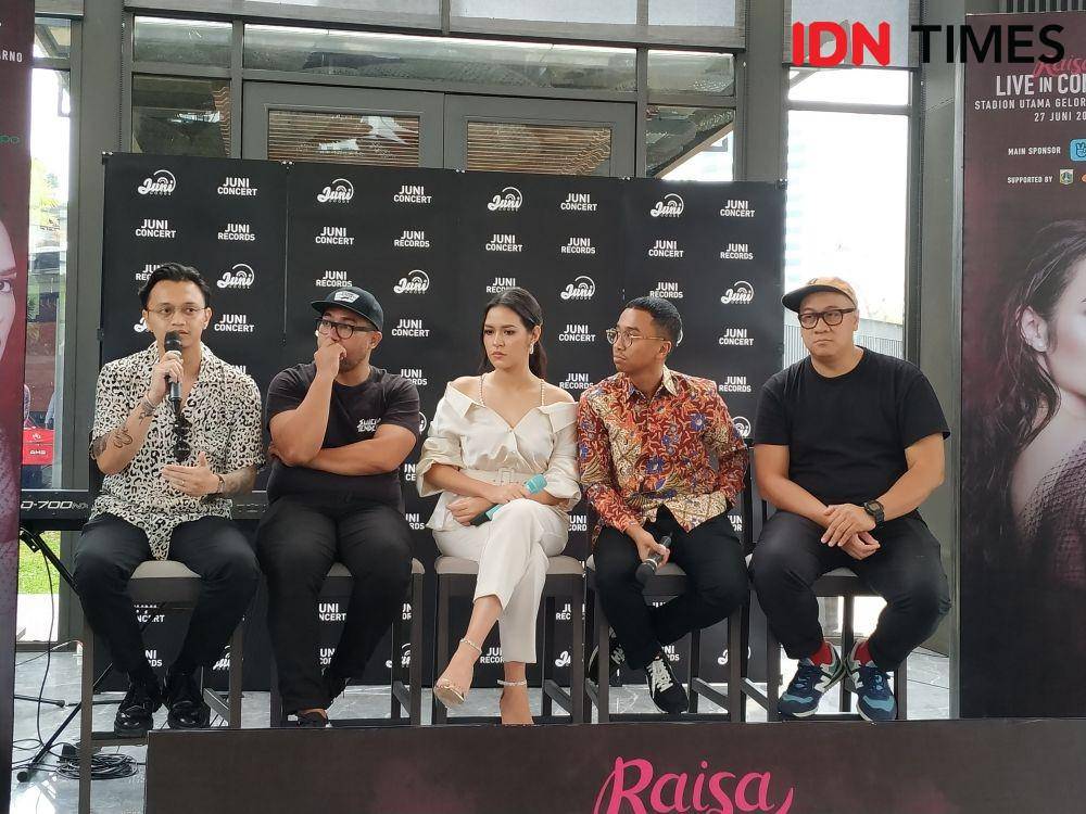 (paling kiri) Ernanda Putra selaku Digital Creative Partner dalam press conferense perilisan single Teristimewa dan Raisa Live in Concert di Jakarta. 13 Februari 2020. IDN Times/Nadia Umara