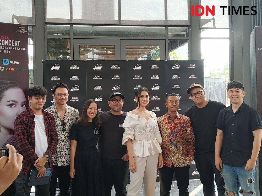 Raisa bersama tim Juni Concert dalam press conference single Teristimewa dan konser Raisa Live in Concert di Jakarta. 13 Februari 2020. IDN Times/Nadia Umara