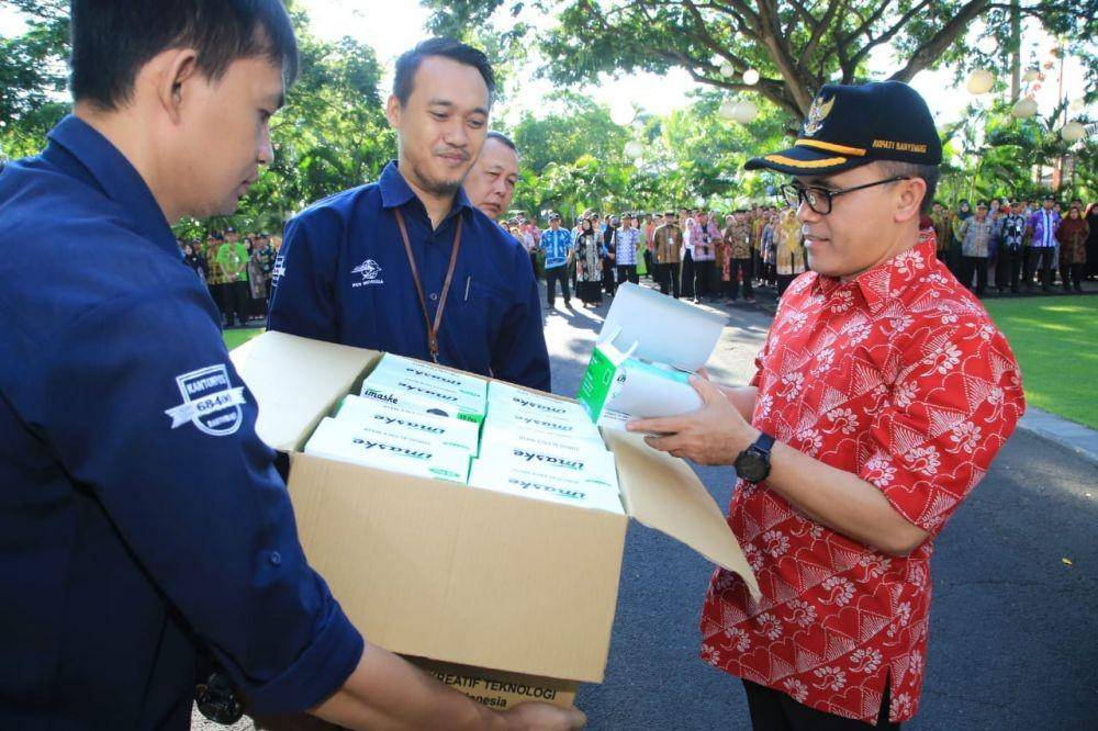 Seremonial serah terima paket masker yang bakal dikirim untuk warga Banyuwangi di Hongkong. IDN TImes/Istimewa