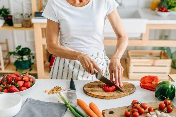 Anak Rantau, Ini 5 Alasan Sebaiknya Kamu Masak daripada Beli Makan
