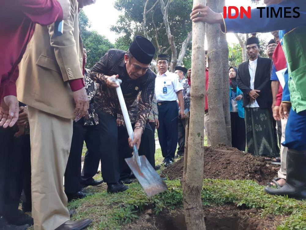 Menteri Agama, Fachrul Razi saat di Masjid Al-akbar Surabaya, Kamis (13/2). IDN Times/Ardiansyah Fajar