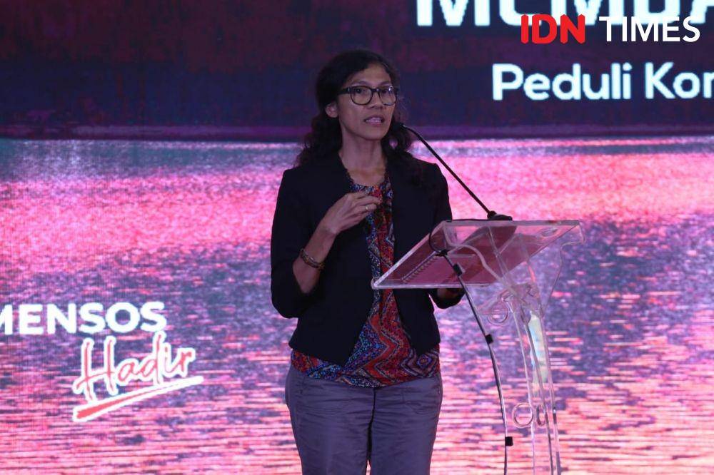 Perintis dan pelaku pendidikan alternatif bagi masyarakat terasing dan terpencil di Indonesia, Butet Manurung saat menceritakan kisah mendampingi suku terpencil di Jakarta, Kamis (13/2) (IDN Times/Dini suciatiningrum)