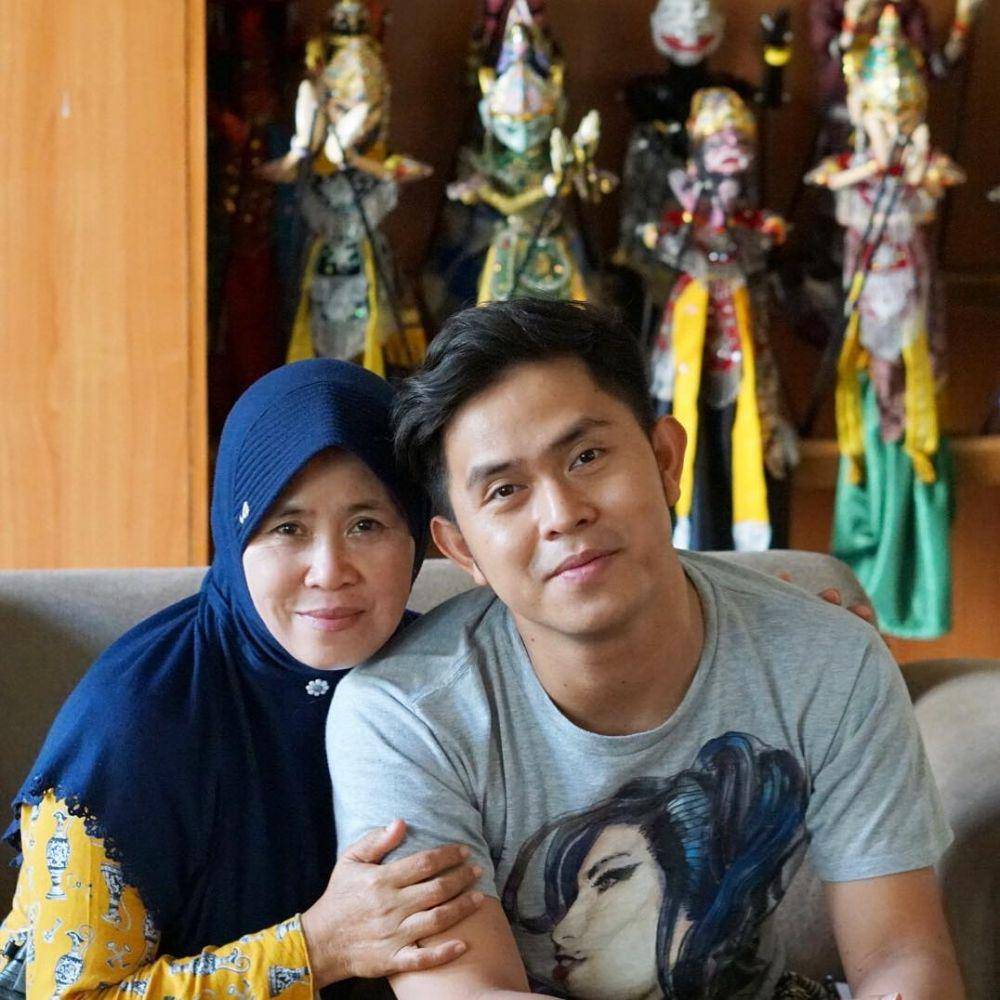 Instagram.com/cakra.khan