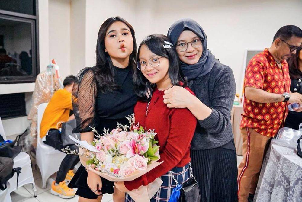 instagram.com/nadhiratyara