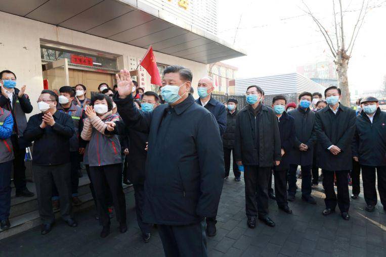 Presiden China Xi Jinping mengunjungi satuan kerja pencegahan dan kontrol COVID-19 di Komunitas Anhuali, Beijing pada 10 Februari 2020. PHOTO: XINHUA VIA REUTERS