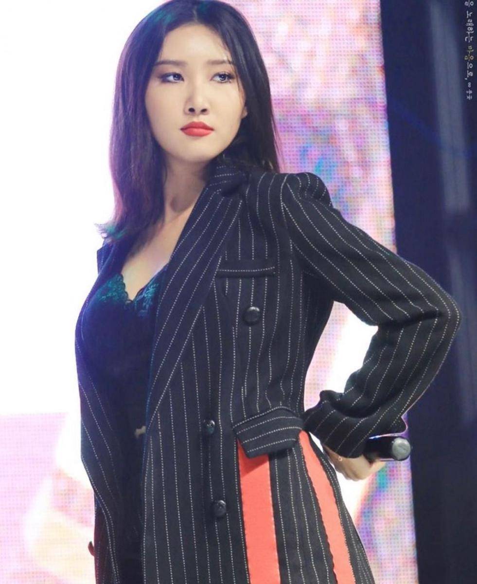 Instagram.com/hwasa.femmefatale