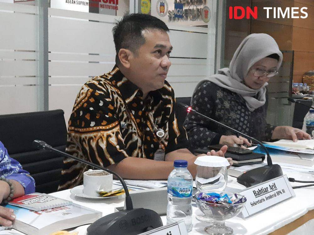 Sekretaris Jenderal (Sekjen) BPK RI, Bahtiar Arif memberikan keterangan pers. (IDN Times/Indiana Malia)