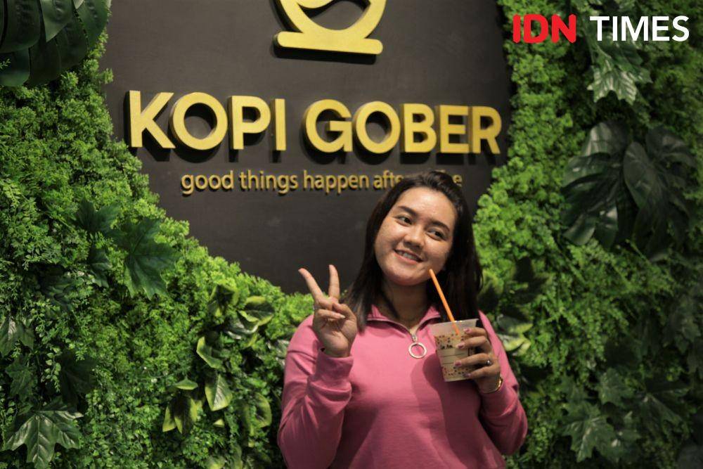 Pengunjung berfoto di salah satu spot foto di Kopi Gober, Surabaya (15/2). IDN Times/Naufal Al Rahman