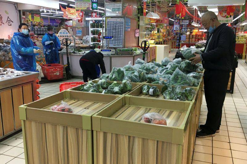 Seorang pembeli memilih sayuran di sebuah supermarket di Wuhan, pusat dari wabah virus corona, provinsi Hubei, Tiongkok, pada 14 Februari 2020. ANTARA FOTO/REUTERS/Stringer
