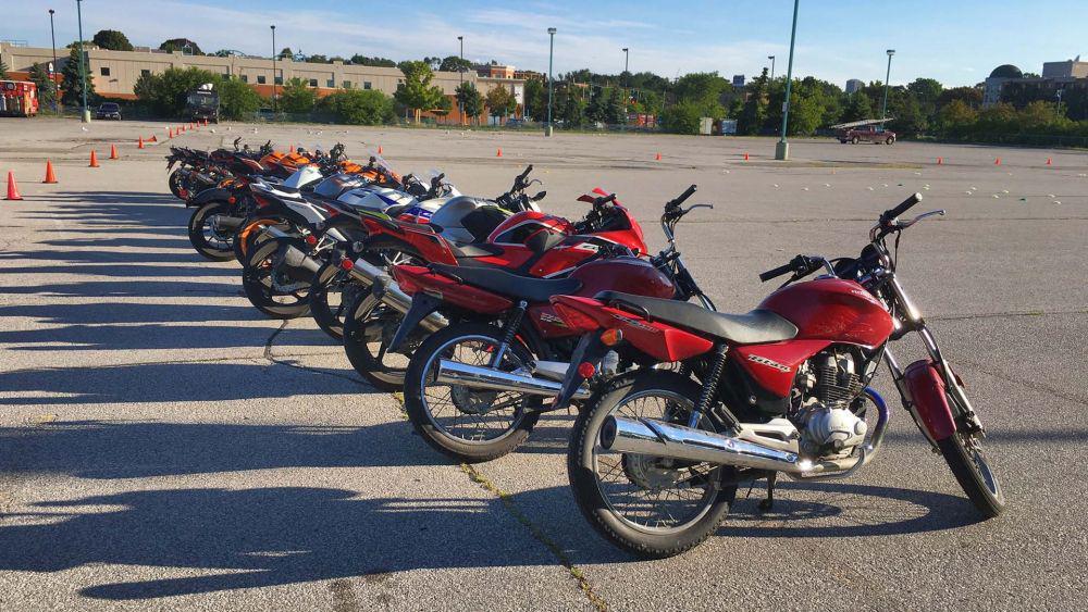 5 Risiko Kerusakan Jika Menaruh Motor di Bawah Terik Matahari