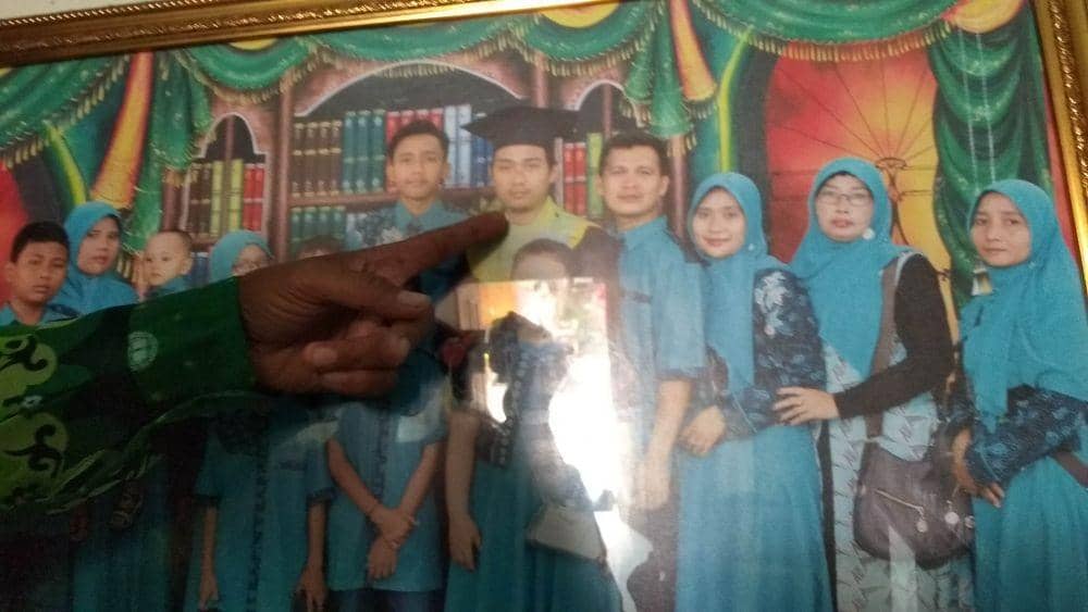 Humaidi Said memakai seragam toga wisuda. IDN Times/Imron