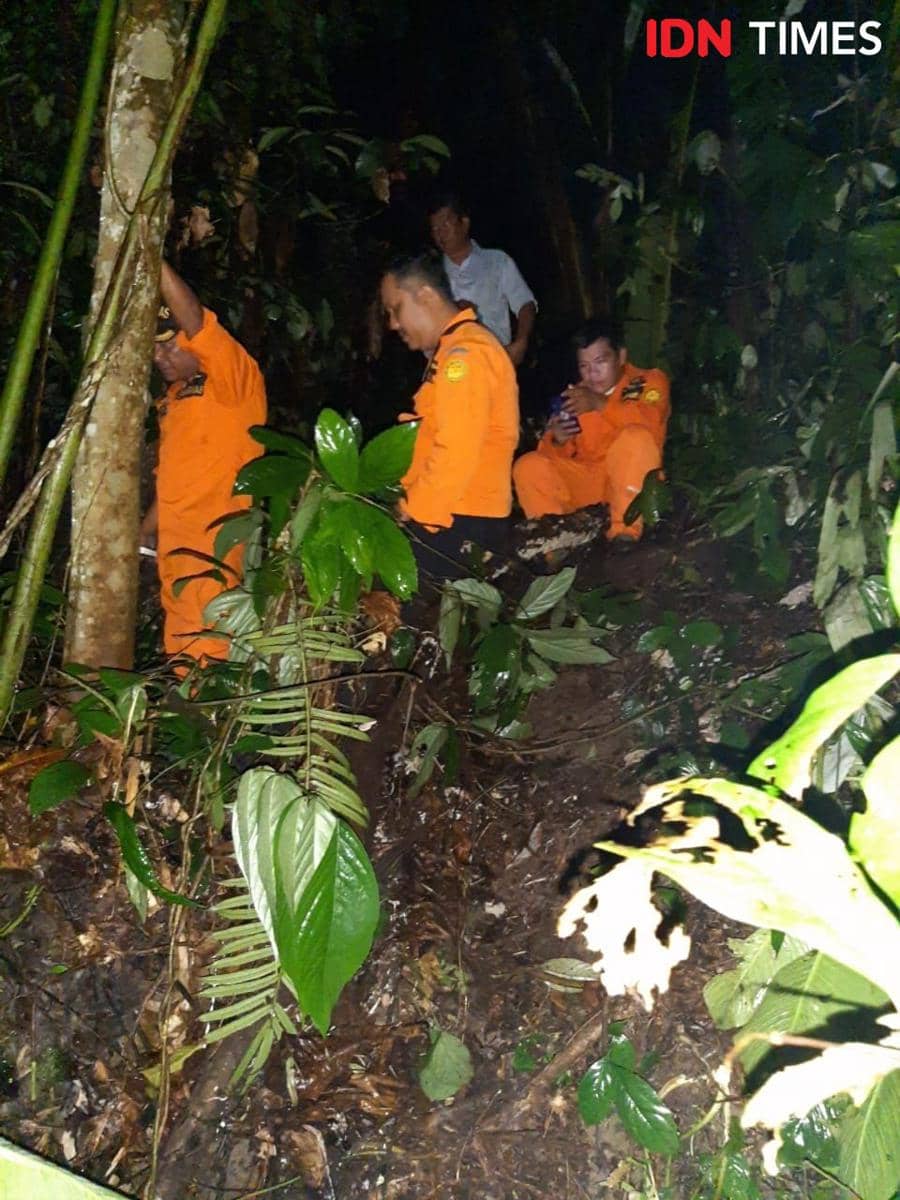 Anggota BPBD Simalungun bersama tim lainnya malam hari menyisir irigasi (Dok.IDN Times/Istimewa)