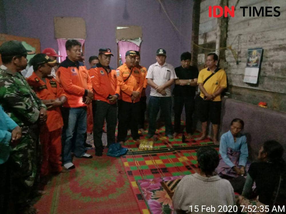 Korban diserahkan kepada keluarganya (IDNTimes.com)