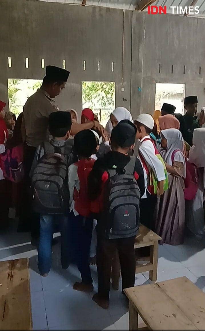 Bripka Zulmansyah Tanjung, usai memberikan pendidikan agama bersama anak didiknya (IDN Times/ Bambang Suhandoko)