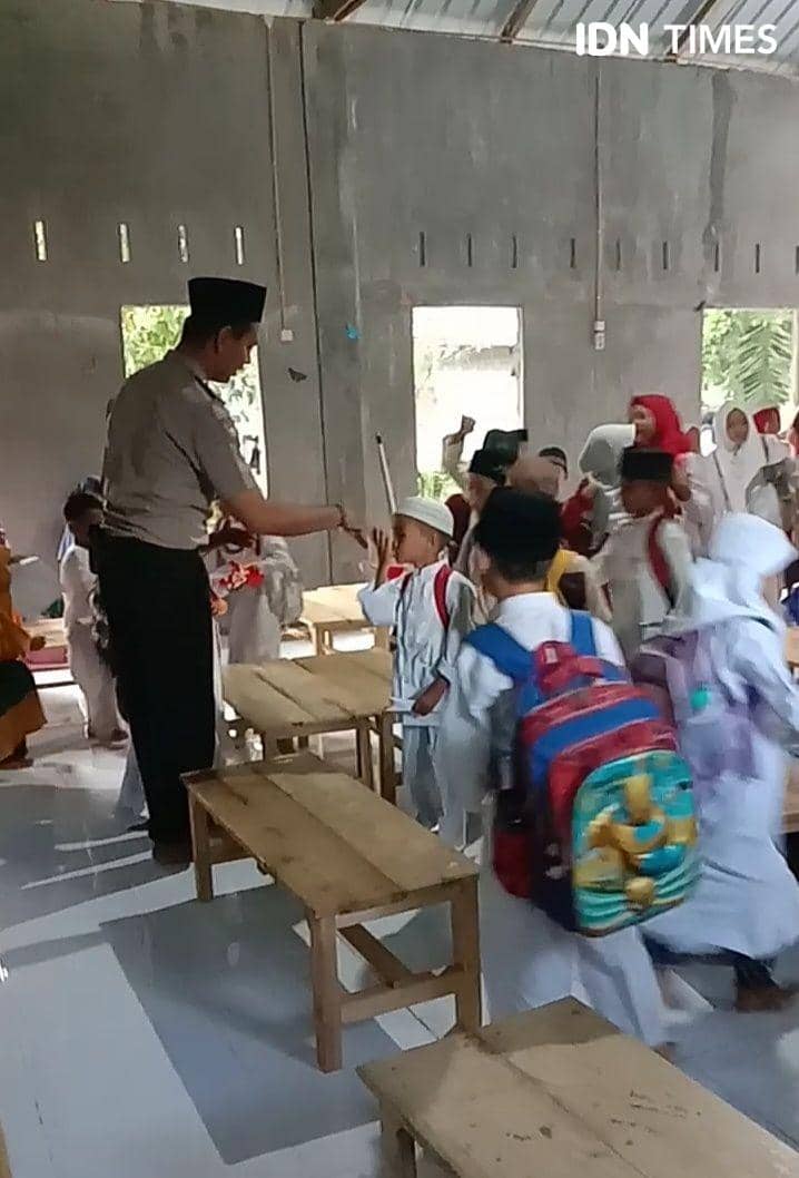Bripka Zulmansyah Tanjung, usai mendidik murid-muridnya (IDN Times/ Bambang Suhandoko)