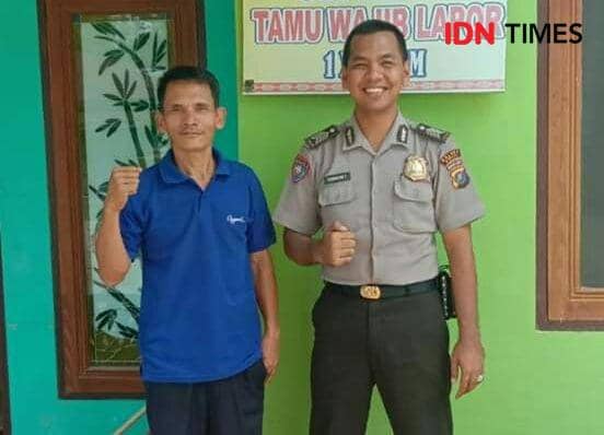Bripka Zulmansyah Tanjung, bersama masyarakat saat menjalankan tugas sehari-hari sebagai personil polisi (IDN Times/ Bambang Suhandoko)