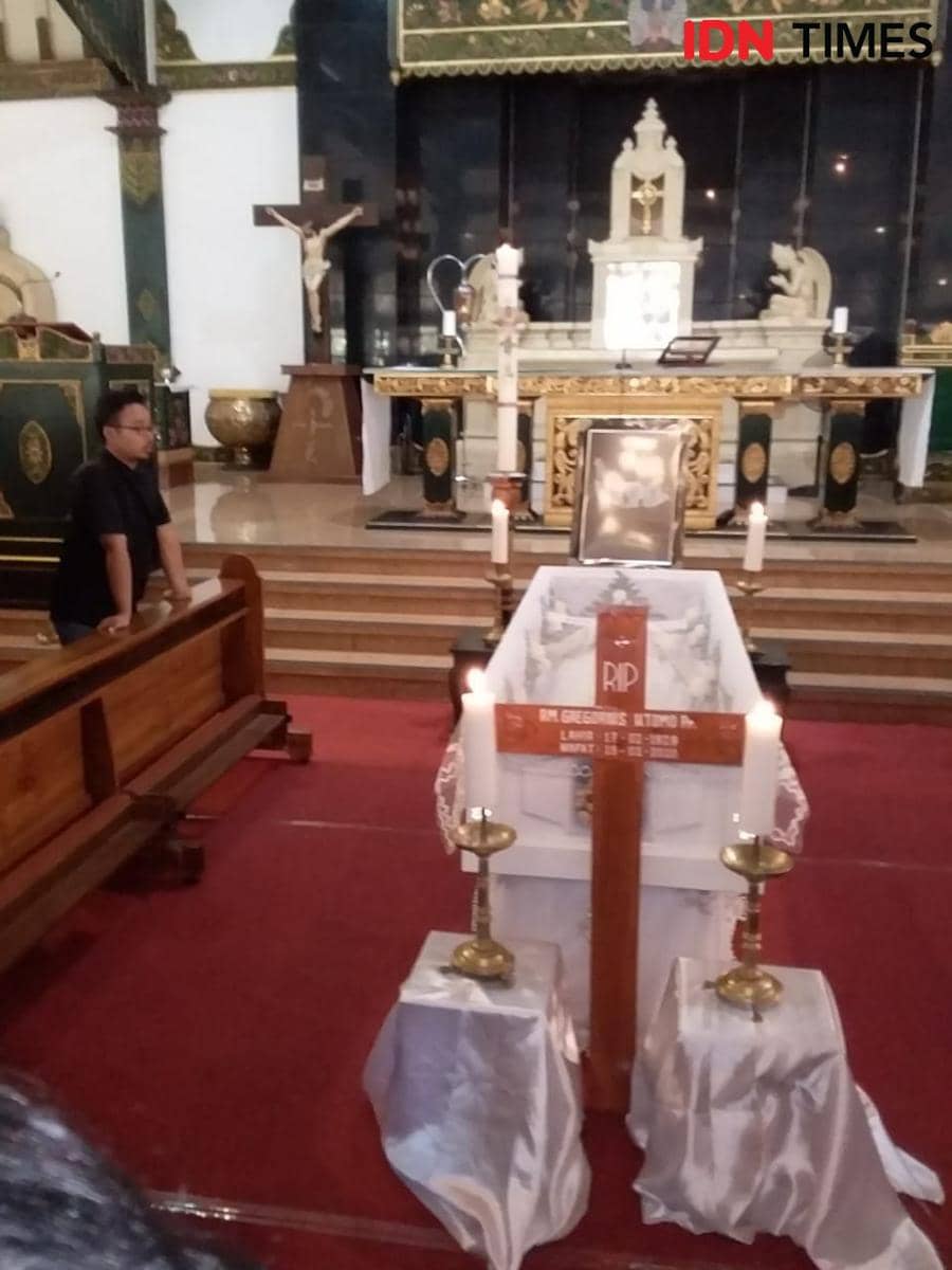 Jenazah Rm G. Utomo, PR di semayamkan di Gereja HKTY Ganjuran. IDN Times/Daruwaskita