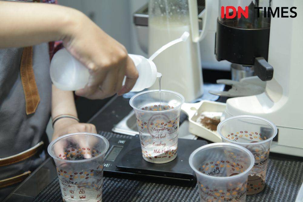 Proses pembuatan kopi di Kopi Gober, Surabaya. IDN Times/Naufal Al Rahman